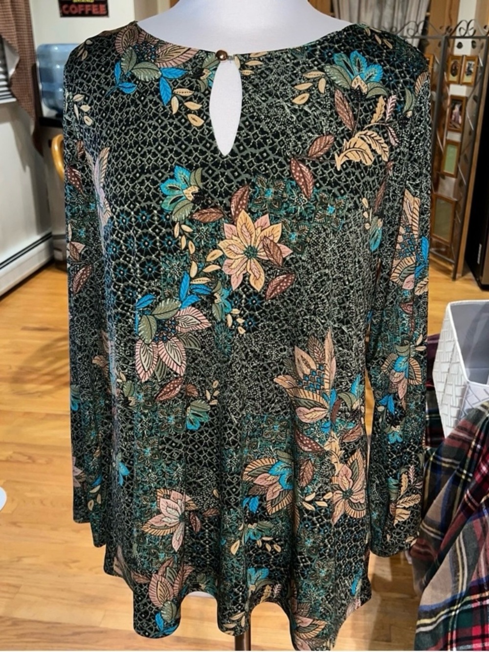 Susan Graver Sz L Regular Liquid Knit A-Line Tunic with Keyhole Detail Greens